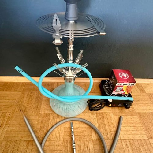 Shisha mit Silikonschlauch, Kohleteller und Tabakbox.