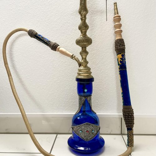 Shisha mit blauer Glasbasis und traditionellem Metall- und Holzdesign.