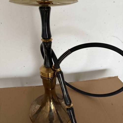 Rauch-Hookah mit goldener Basis, schwarzem Schlauch und Ablagefläche, ideal für Shisha-Liebhaber.