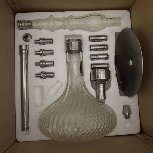 Verschiedene Shisha-Teile und Glasbowl in Verpackung.