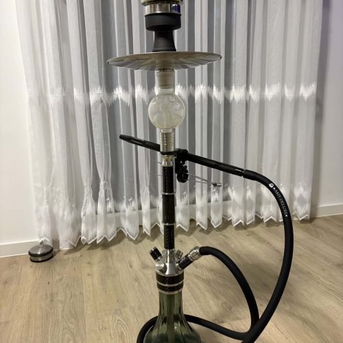 Moderne Shisha mit Glasbowl und Metallaufsatz.