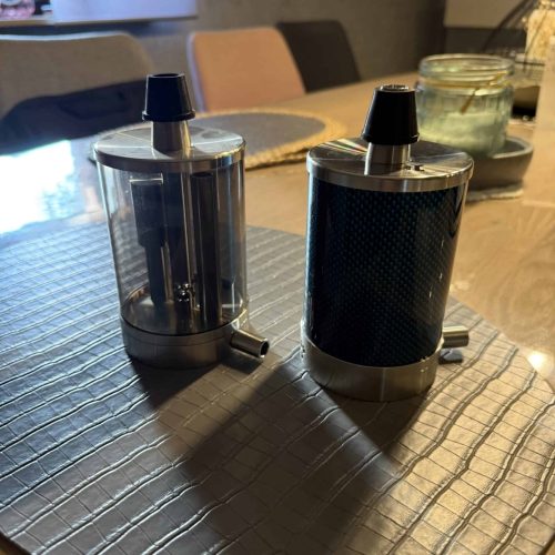 Zwei elektrische Shisha-Zubehörteile auf einem Tisch.