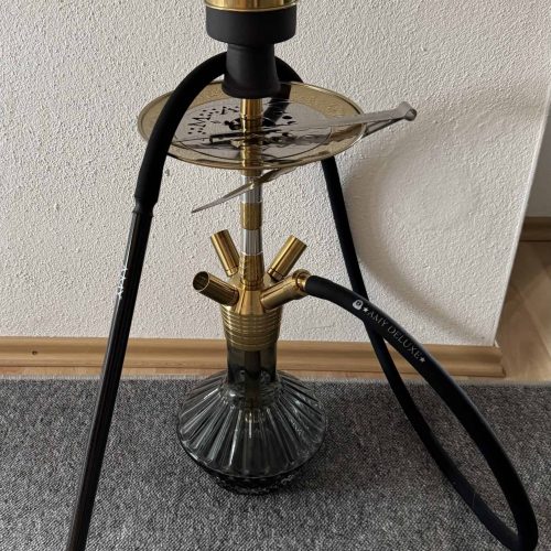 Hochwertige Shisha mit Gold-Details, Glasbasis und Zubehör für das Rauchen. Perfekt für Shisha-Liebh.