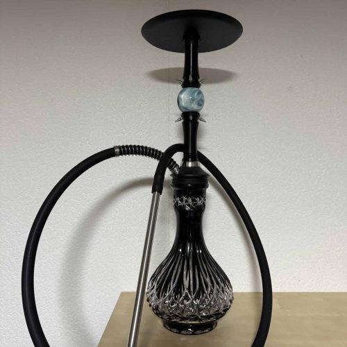 Rauch-Hookah mit Glasbowl, Metallrohr und Schlauch, ideal für Shisha-Liebhaber.