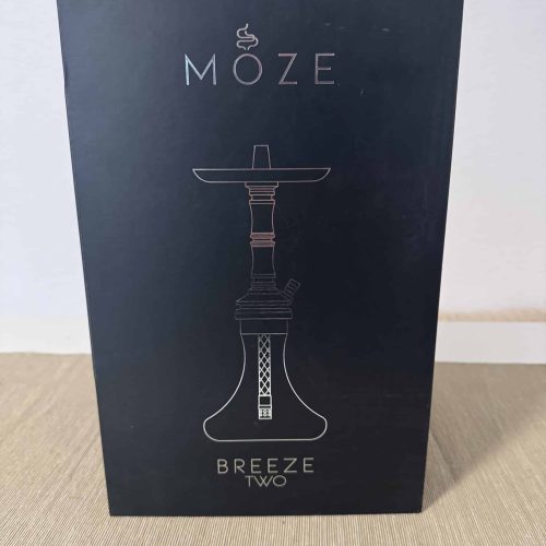 Schwarze Verpackung mit MOZE Breeze Two Logo und Shisha-Illustration.