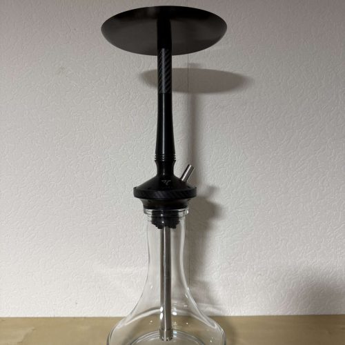 Moderne Wasserpfeife mit schwarzem Kopf und Glasbasis, ideal für Shisha-Liebhaber.
