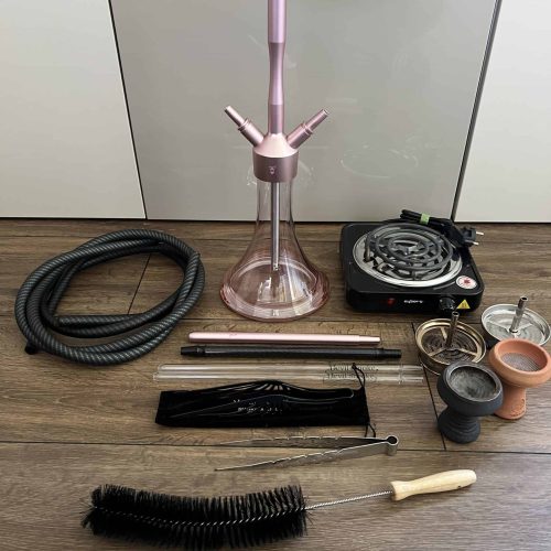 Rosa Shisha mit Glasbasis, Schlauch, Kohlezange und Reinigungsbürsten. Perfekt für Shisha-Liebhaber,.