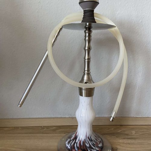 Dekorative Shisha mit Glas- und Metallteilen, ideal für Raucher und Sammler.