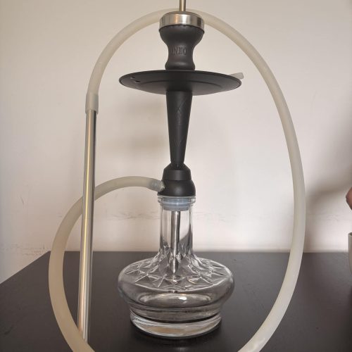 Schwarze Shisha mit Glasbowl und Silikonschlauch.