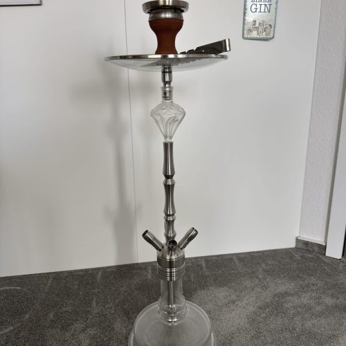 Shisha-Kopf mit Glasbowl auf einem Metalltablett.