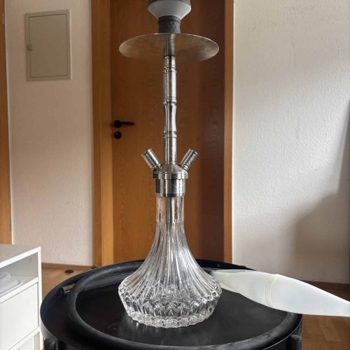 Wasserpfeife mit Glasbasis und Metallrohr, ideal für Shisha-Liebhaber.