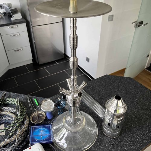 Edelstahl-Shisha-Hookah auf Küchenarbeitsplatte mit Zubehör.