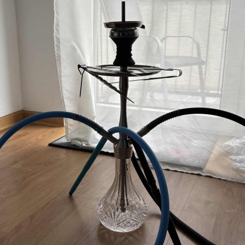 Shisha mit Glasbasis, Schlauch und Kopf für Raucherlebnis.