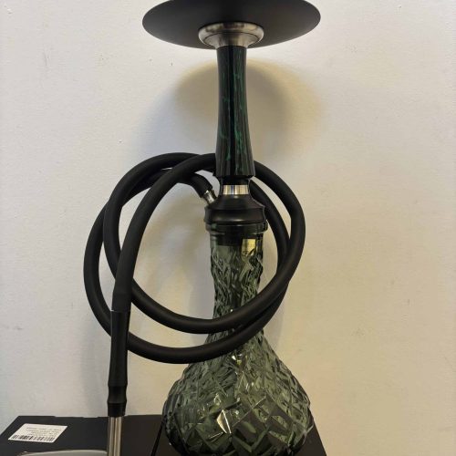 Dekorative Shisha mit Glasball und Silikonschlauch.