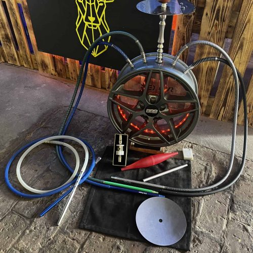 Hookah Rauchsäule mit Zubehör, Schlauch und Kohlehalter.