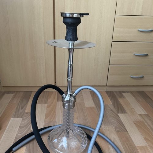 Wasserpfeife mit Glasbasis, schwarzem Schlauch und Metallaufsatz, ideal für Shisha-Liebhaber.
