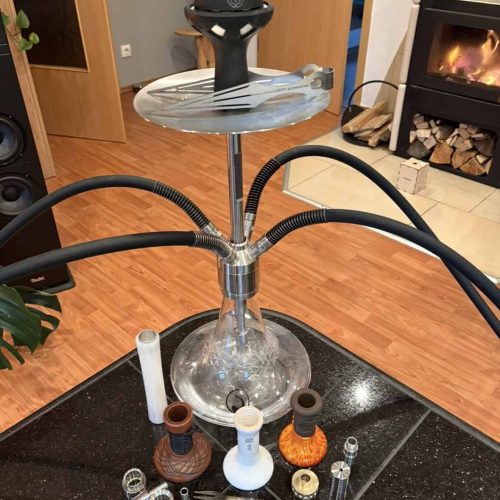 Dekorative Shisha mit Glasballon und mehreren Schläuchen, ideal für gesellige Abende.