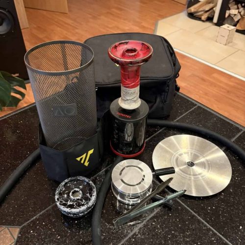 Verschiedene Shisha-Teile und Zubehör auf einem Tisch.