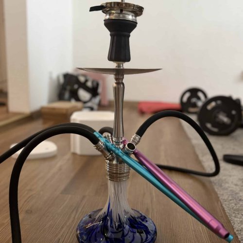 Wasserpfeife mit Glasbasis und Metallaufsatz, ideal für Shisha-Liebhaber.