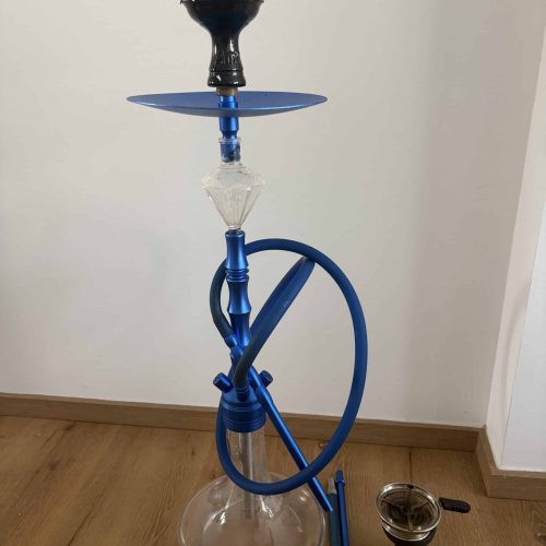 Blaue Shisha mit Glasbowl und Zubehör auf Holzboden.