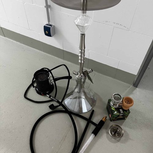 Rauchsäule mit Shisha, Tabak und Zubehör für Wasserpfeife.