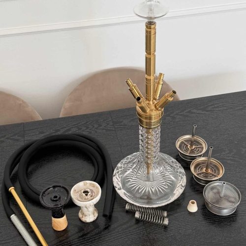 Verschiedene Shisha-Teile und Zubehör auf Tisch.