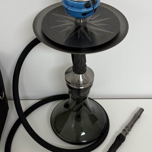Shisha mit schwarzem Basis, blauer Glasbowl und Schlauch.