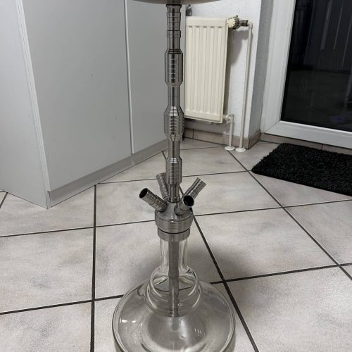 Edelstahl Rauchsäule mit Ablage für Shisha, modern und robust.