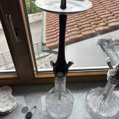 Blumenständer aus Glas mit Metallplatte, ideal für Dekorationen oder Blumenpräsentationen.