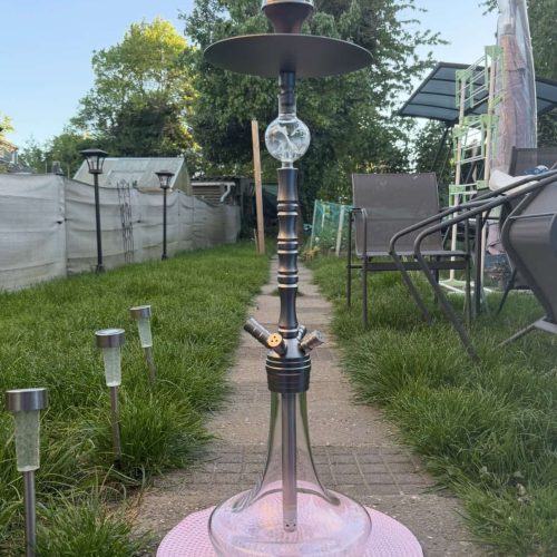Rauchsäule mit Shisha auf einer Gartenmauer, ideal für entspannte Abende im Freien.