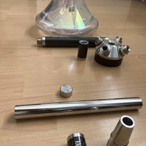 Verschiedene Teile eines Shisha-Rauchsets auf Holz.
