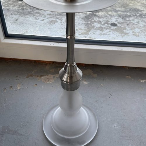 Rauchersäule mit Glasplatte, ideal für Shisha-Events oder Dekorationen.