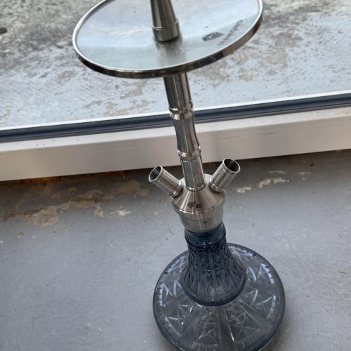 Moderne Shisha mit Glasbasis und Metallaufsatz, ideal für Raucherlebnisse.