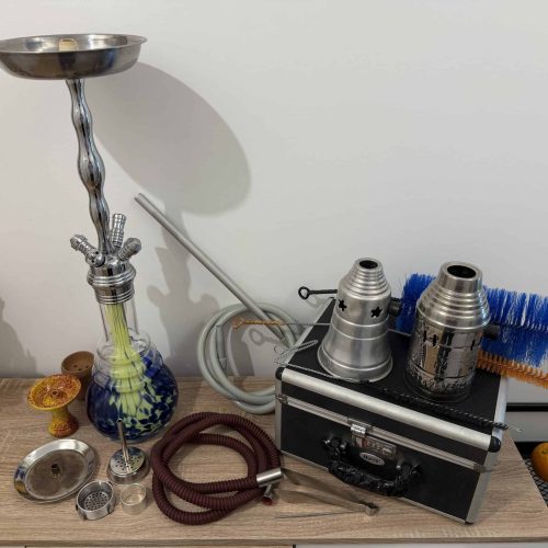 Shisha mit Zubehör, Reinigungsbürsten und Tabakschläuche für Wasserpfeifen.