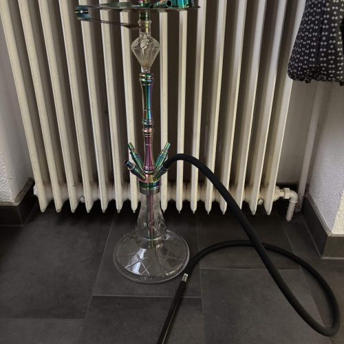 Hochwertige Shisha mit Glasaufsatz und flexiblem Schlauch, ideal für gemütliche Raucherabende.