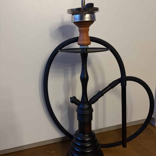 Rauchsäule für Shisha mit Holzgriff und flexiblem Schlauch, ideal für gemütliche Rauchabende.