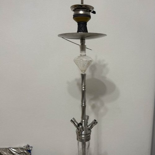 Rauchersäule mit Glasbasis und Metallaufsatz, ideal für Shisha-Genuss.