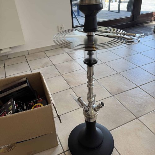 Rauchsäule mit Glasaufsatz, Kohleteller und Metallstange, ideal für Shisha-Genuss.