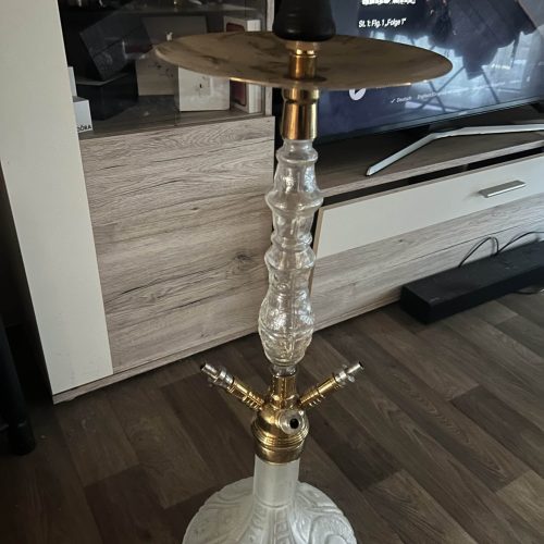 Rauchersäule mit Glas- und Metallkomponenten, ideal für Shisha-Genuss.