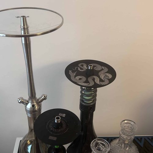 Raucherset mit Glas- und Metallteilen, ideal für Shisha- und Wasserpfeifenliebhaber.