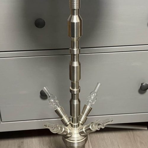Moderne Glas-Shisha mit Metall-Details, ideal für Genuss und Dekoration.
