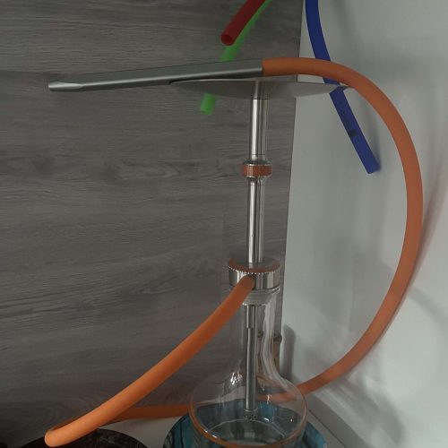 Rauchpfeife mit bunten Schläuchen und Wasserbasis, ideal für Shisha-Liebhaber.