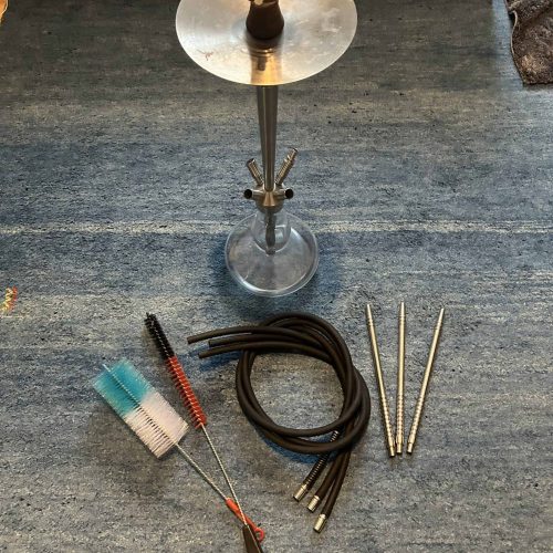 Shisha-Zubehör inklusive Glasbowl, Schlauch und Reinigungsbürste.