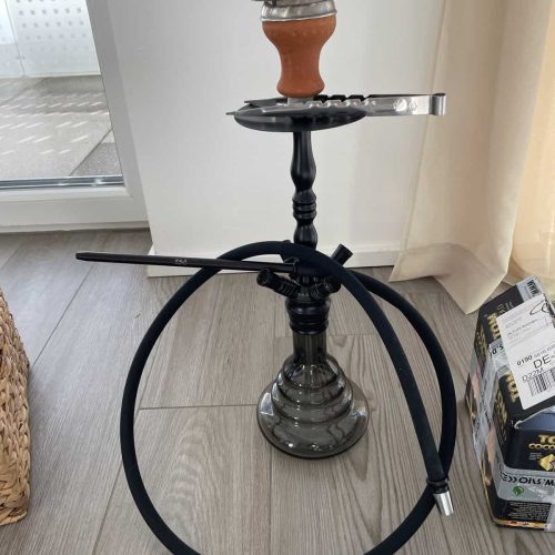 Shisha mit Glas, Schlauch und Kopf, bereit zum Rauchen.