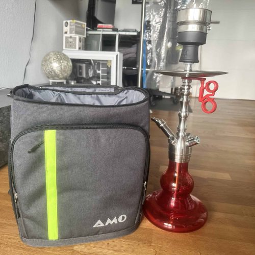 Shisha-Kopf mit rotem Glasbowl und Tragetasche auf Holzboden.