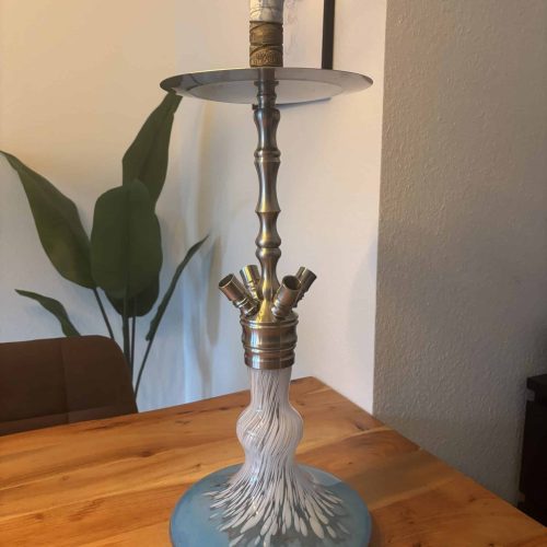 Rauch-Hookah mit Glasbasis, Metallaufsatz und Ablage für Tabak oder Kohle.