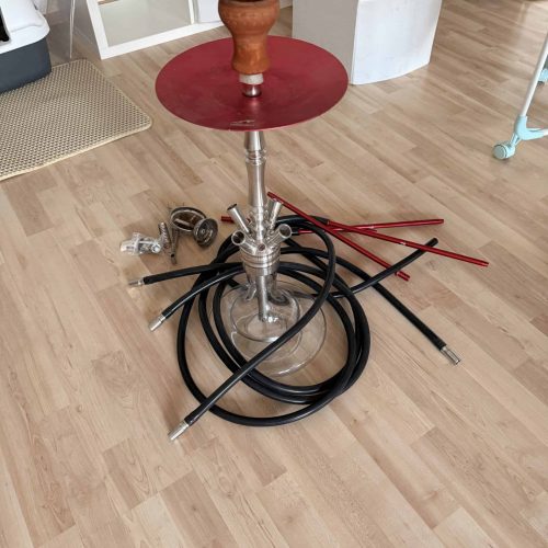 Rauchsäule mit Holzknauf, Schläuchen und Zubehör für Shisha-Dampfen.