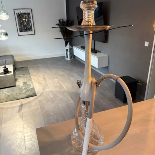 Moderne Shisha mit Glasbowl und Metallaufsatz im Wohnzimmer.