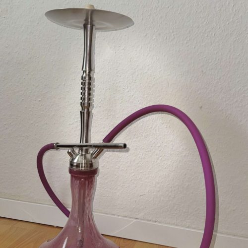 Shisha mit Glasbasis und Silikonschlauch, ideal für Genuss und Entspannung.