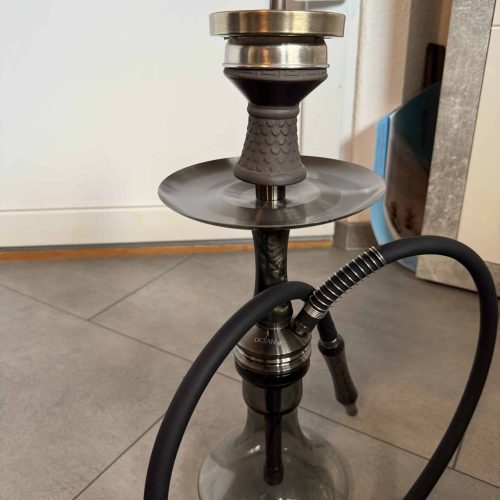 Rauch-Hookah mit Glasbasis, Metall und Silikonschlauch, ideal für Shisha-Liebhaber.